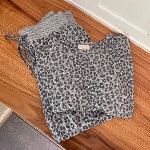 GAP Grey Cheetah Print Jogger Women’s Pajama Set Size Small